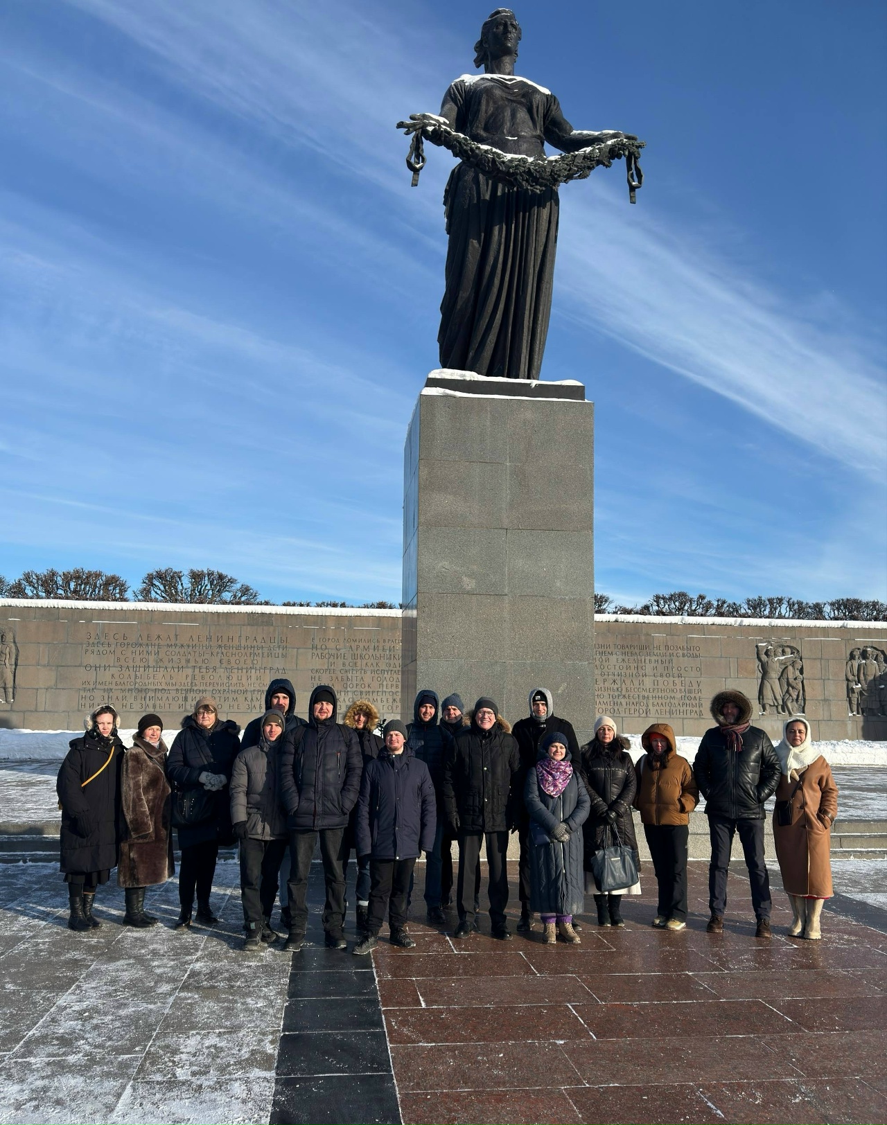 Студенты и преподаватели СПбХУ посетили Пискаревское кладбище
